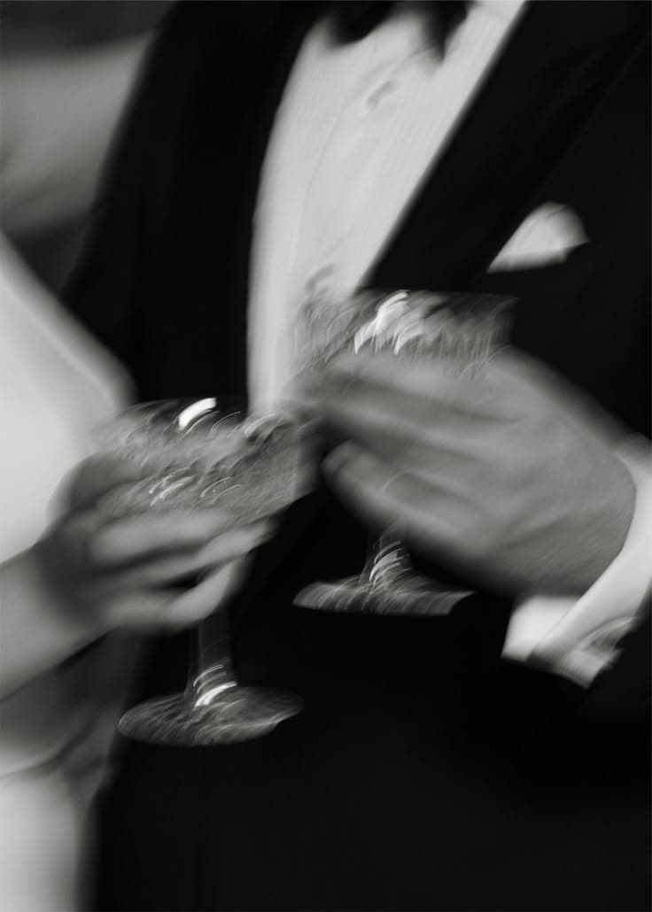 Brindis con copas de cristal, en blanco y negro